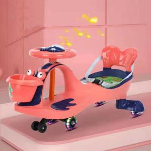 Meninos e meninas montam carros de swing com música de educação precoce com