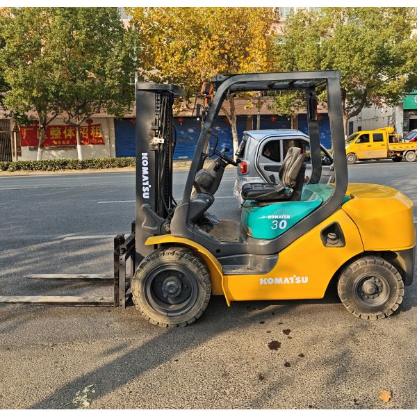 Komatsu 30 3 Ton Second Hand Diesel Forklifts Three Stages And With Side Shift
