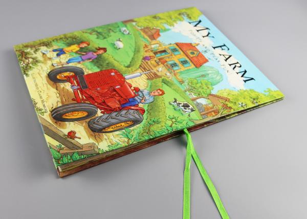 4 crianças da impressão a cores estalam acima os livros/3d estalam acima o livro com o emperramento do ponto de sela