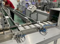 Máquina de fabricação de máscaras faciais 120pcs/min Totalmente automatizada Um operador para uma a três máscaras