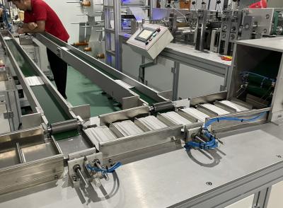Máquina de fabricação de máscaras faciais 120pcs/min Totalmente automatizada Um operador para uma a três máscaras