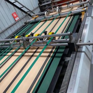 Ecofriendly PE покрыло древесину 100% девственницы бумаги Kraft в сырье крена