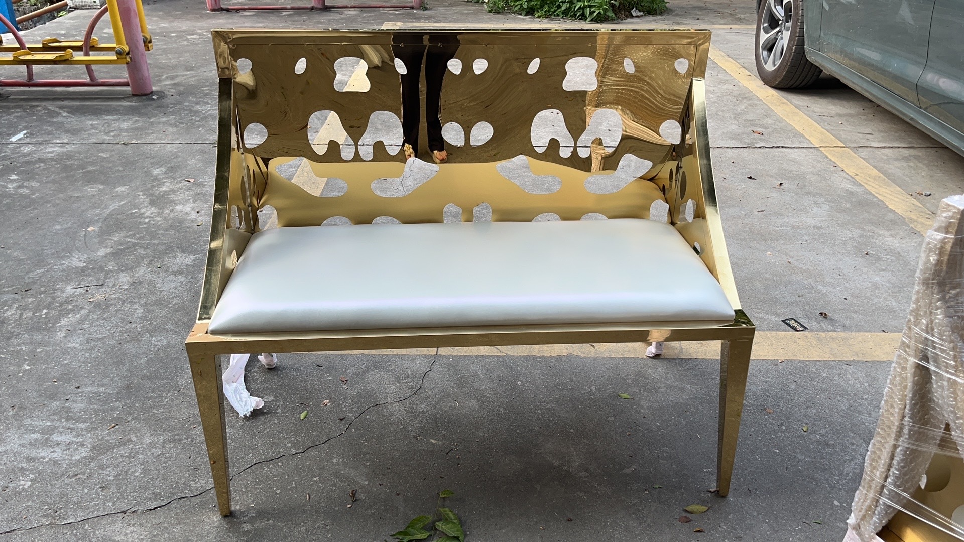 WENDING Gold Perforated Double Loveseat Bench – Wide Circle-Cutout Wedding