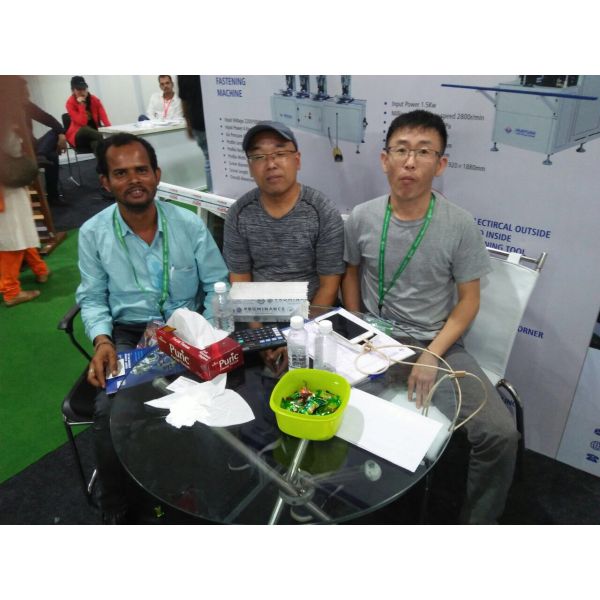 Resistente UV dos perfis plásticos à prova de fogo da extrusão de UPVC para o apartamento