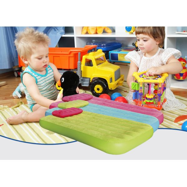 Одиночным уютным собираннсяая малышом мебель двойника воздушного матраса располагаясь лагерем раздувная на открытом воздухе с валиком