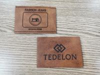 Logo en relief patchs en cuir en PU Couleur personnalisée cousue sur les vêtements