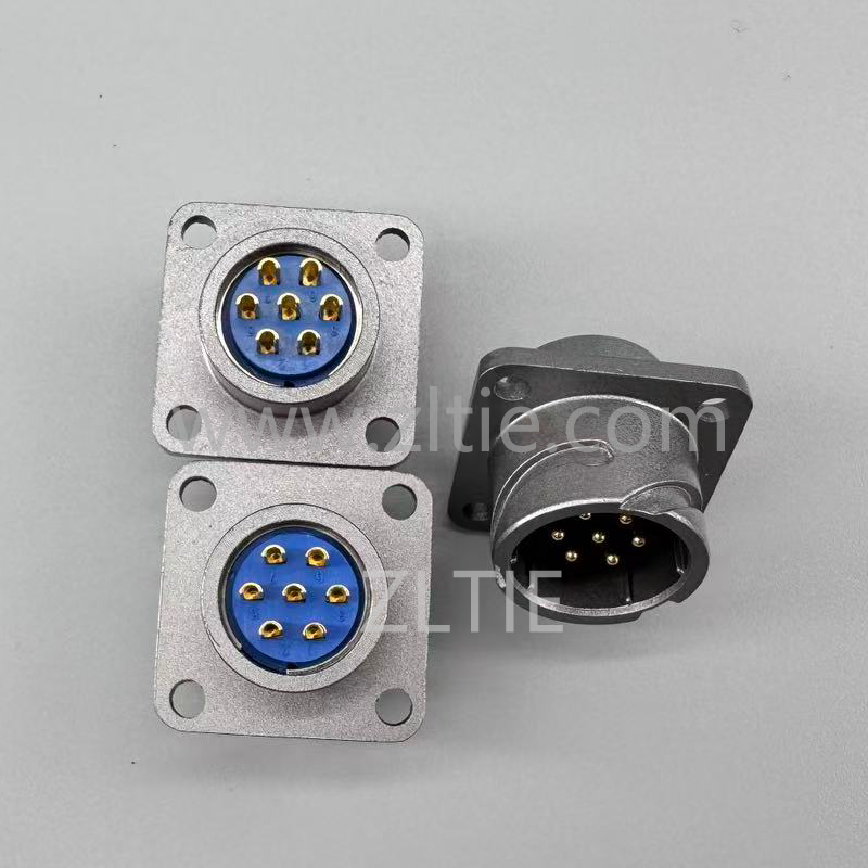 FQ18 Series 7-Pin Square Flange Male Socket