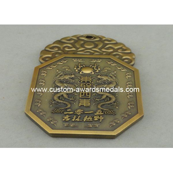Die Casting Souvenir Badges Pewter Antique Gold 3D Club Pin Badges Promotional