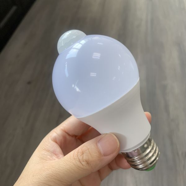 Automatic Light Lamp LED Bulb with PIR Motion Sensor and 80 Ra Color Rendering Index