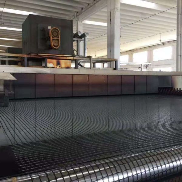 Bitumen Coated Fiberglass Geogrid Pavement Crack Resistance Reinforcement Mesh