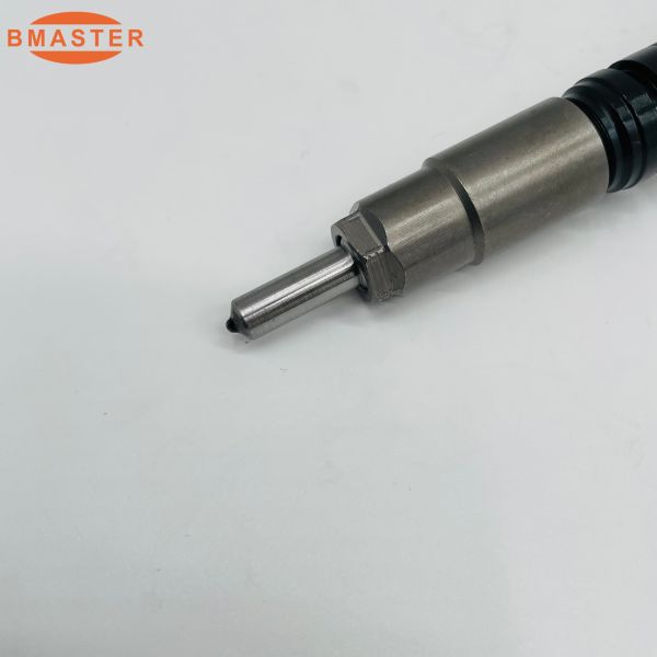0950006800 KUBOTA Fuel Injector For V3800 Engine Replacement Part For Engine Repair
