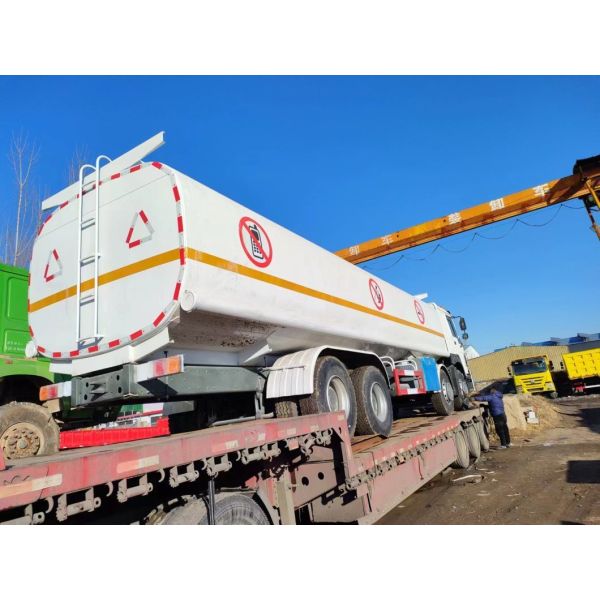 HOWO 8*4 Fuel Oil Tank Truck with and 1 Year After-sales Service