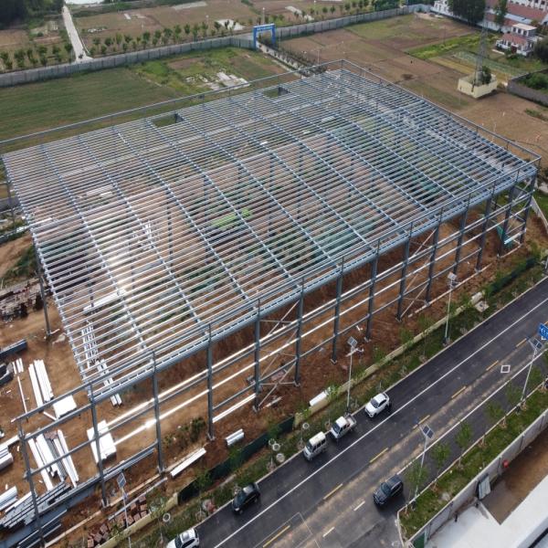 Extension d'entrepôt à charpente métallique légère à double travée