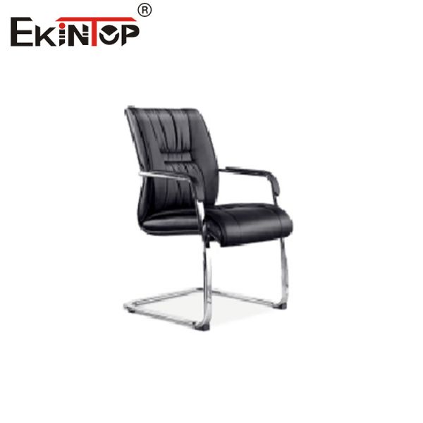 Тёмно-черный кожаный стул с регулируемой высотой и деревянными подлокотниками