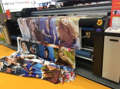Máquina de impressão automática exterior e interna da tela de Digitas para a bandeira das exposições