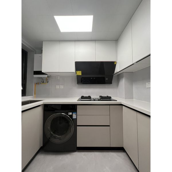 Cream White Kitchen Cabinet With Timber Countertop For Durable Kitchen