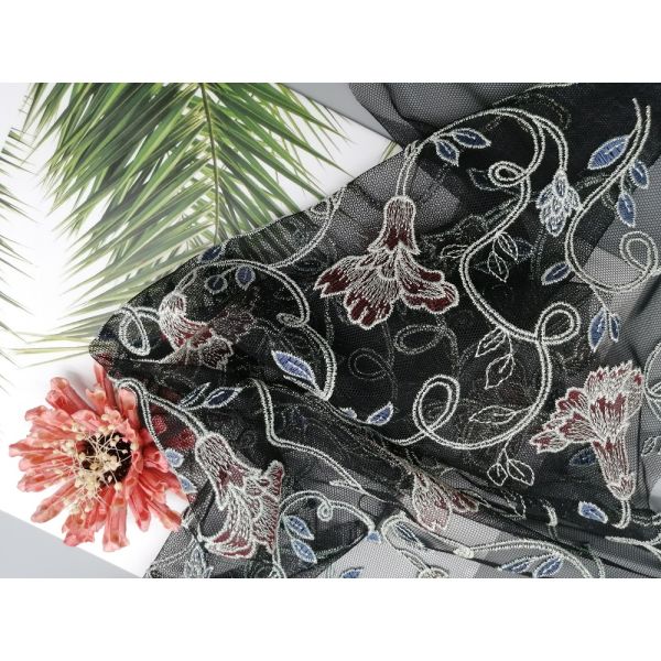 Женщина одевает флористическую вышитую ткань шнурка для дамы Одежды