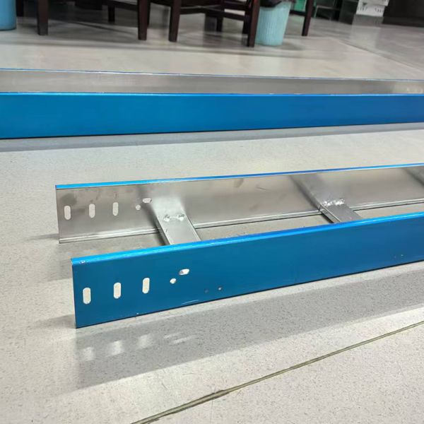 Indoor Outdoor Aluminum Ventilated Cable Tray 50mm-150mm Height Hassle Free Management