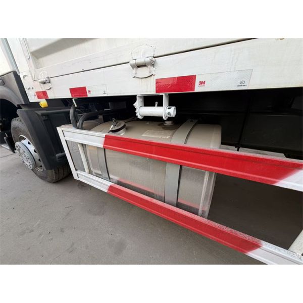 Used Flatbed Sinotruk Howo Cargo Truck 6x4 5.8m To 6.8m High Sided