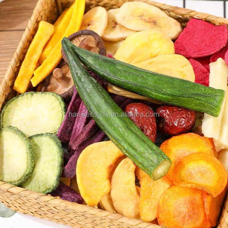 Смешанные высушенные закуски детей фруктов и овощей вакуумируют зажаренные обломоки овоща