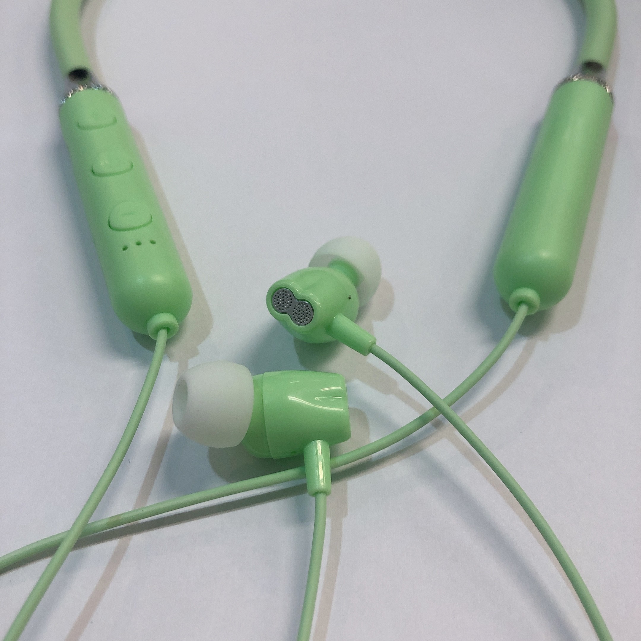 13.6mm в наушнике Bluetooth уха
