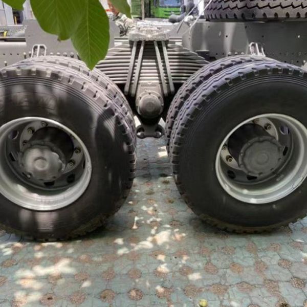 Camion benne basculante 8x4 12 roues 380CV avec conduite à droite, capacité de charge de 31 à 40 tonnes et norme d'émission Euro 2