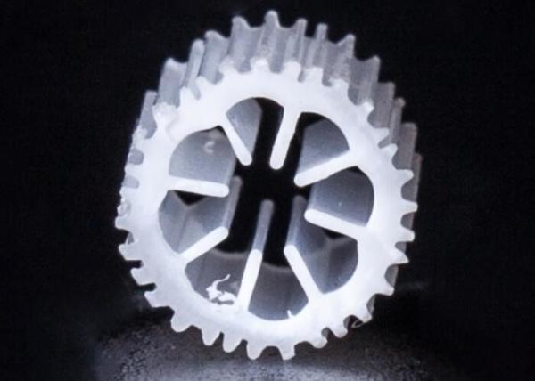 QUADRIS pesados do Virgin dos meios de filtro de PE08 MBBR materiais para os meios brancos da biomassa da cor do tratamento de águas residuais