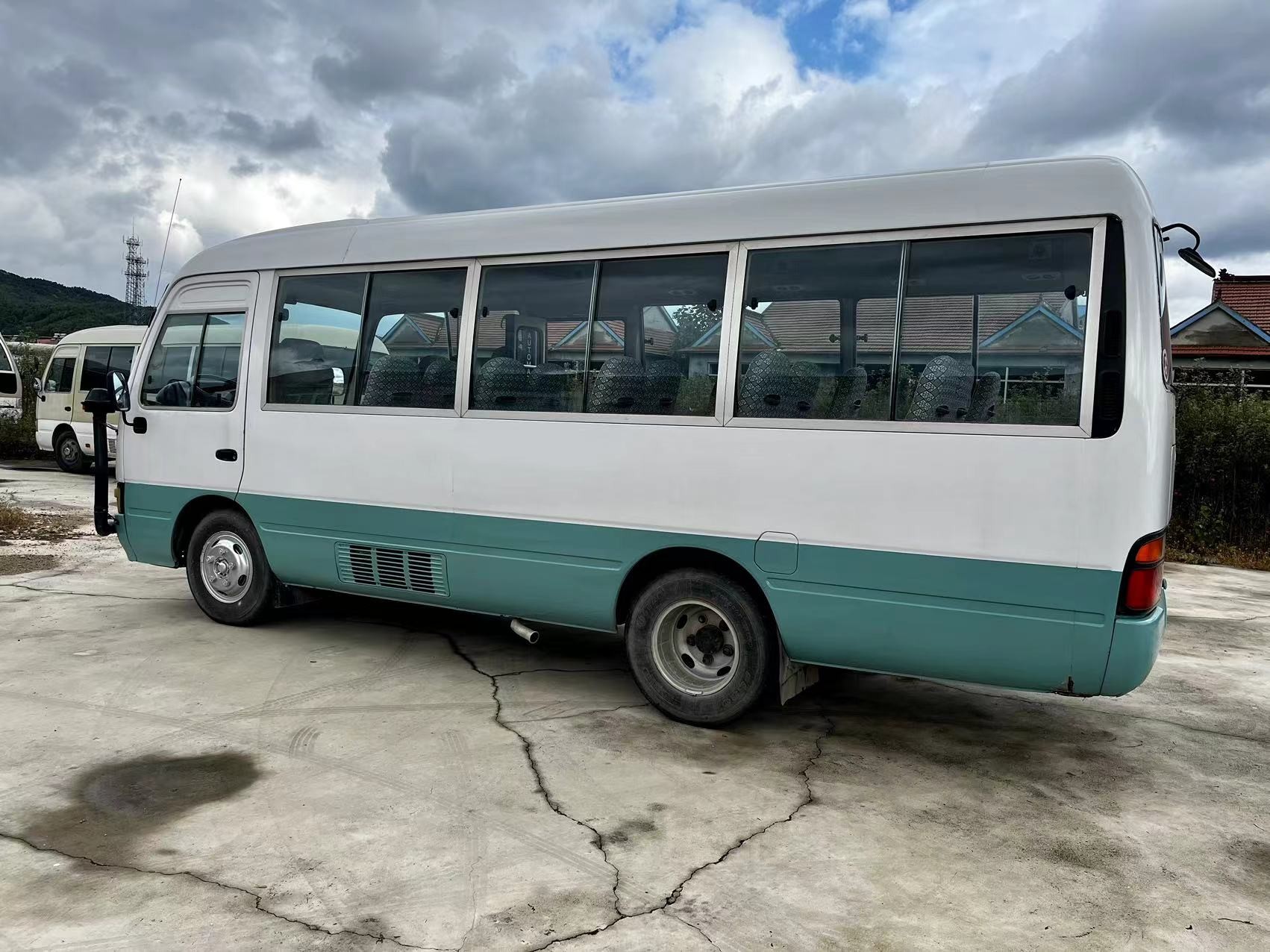Используемый автобус 6m каботажного судна двигателя дизеля автобуса 14B каботажного судна Тойота подержанный 26 мест