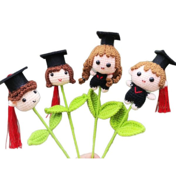 Productos acabados hechos a mano de horquilla, sombrero médico de graduación, ramos de flores con motivos de niños, niñas y animales, ramos de flores de lana escolar de punto y de horquilla
