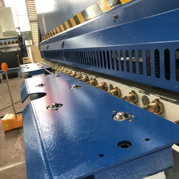 Larga vida de corte de la guillotina de la hoja de metal de la máquina 5.5kw 4*2500M M de la placa de acero del oscilación