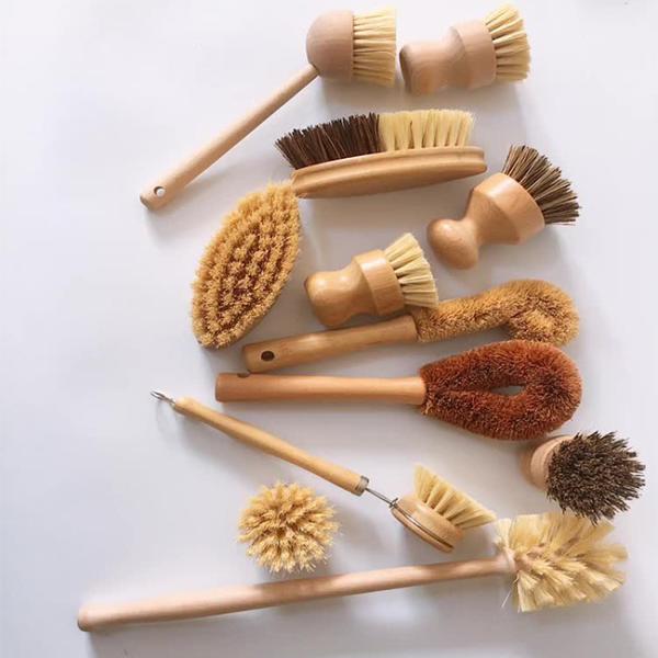O sisal natural eriça o banheiro de madeira esfrega a escova de limpeza de bambu do toalete da escova