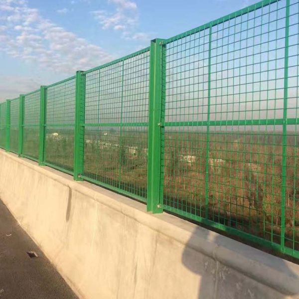 Прямой барьер оцинкованный металлический забор Анти ослепительный металлический сетка забор для шоссе