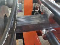 Rollo de la bajada de aguas del tubo de la lluvia que forma el sistema que corta hidráulico de la máquina