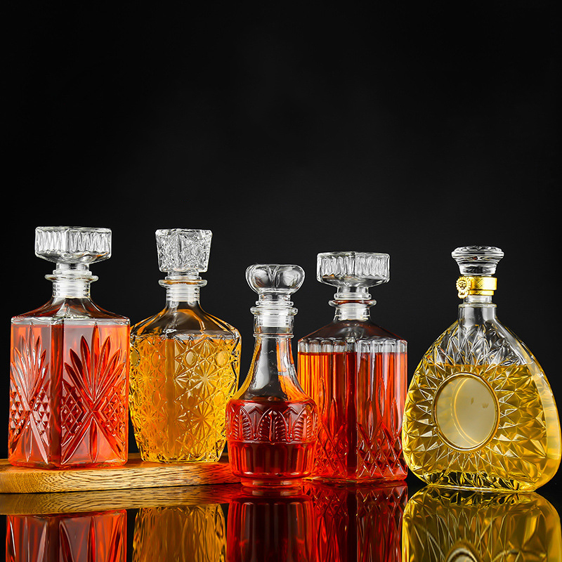 небольшое стекло Hibiki Кристл ликера 8.8oz разливает творческую миниатюру по бутылкам