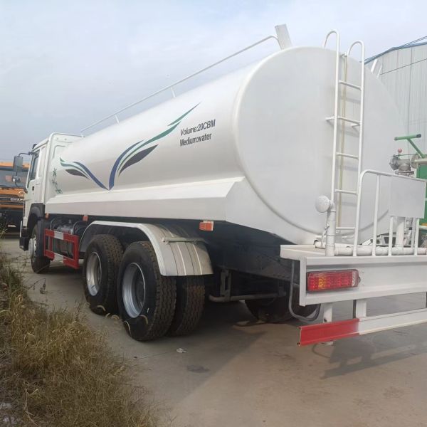 Second hand HOWO sprinkler 371 20 cubic meters Used watering truck manual diesel