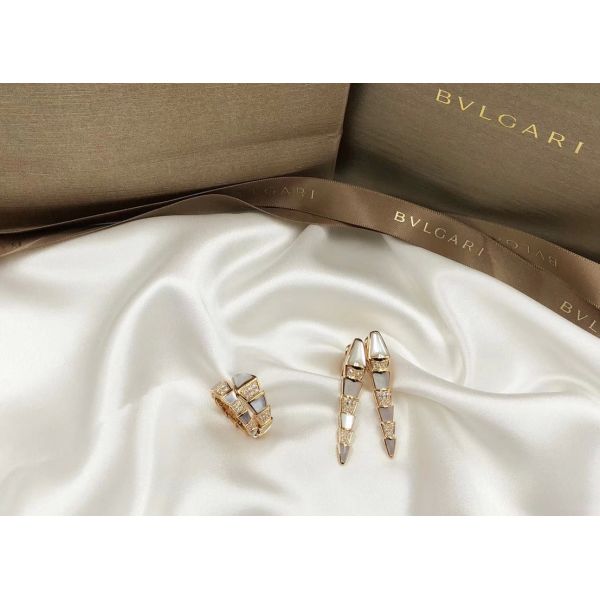 Une bague en or 18K de luxe avec une coquille de perle blanche naturelle.