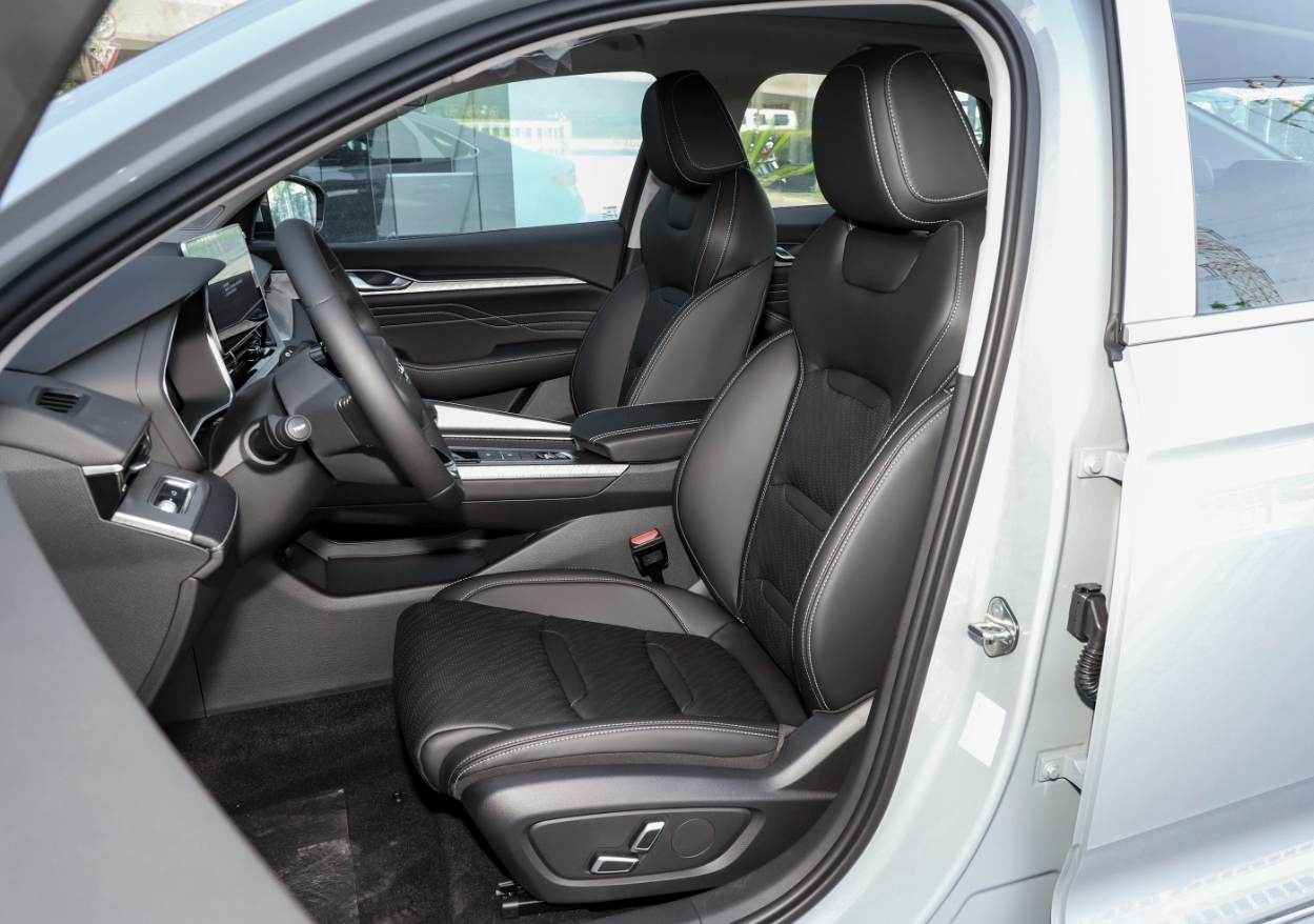 Автомобиль Geely салона 4 мест двери 5 предпосылает 2023 2.0TD 190HP L4