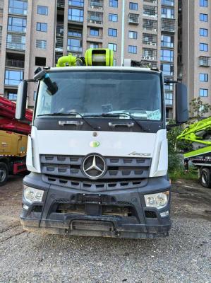 Second-hand Cement Pump Truck Zoomlion 62 Meter with Benz Chassis for Large Construction Site 4 Axle in Green and Grey