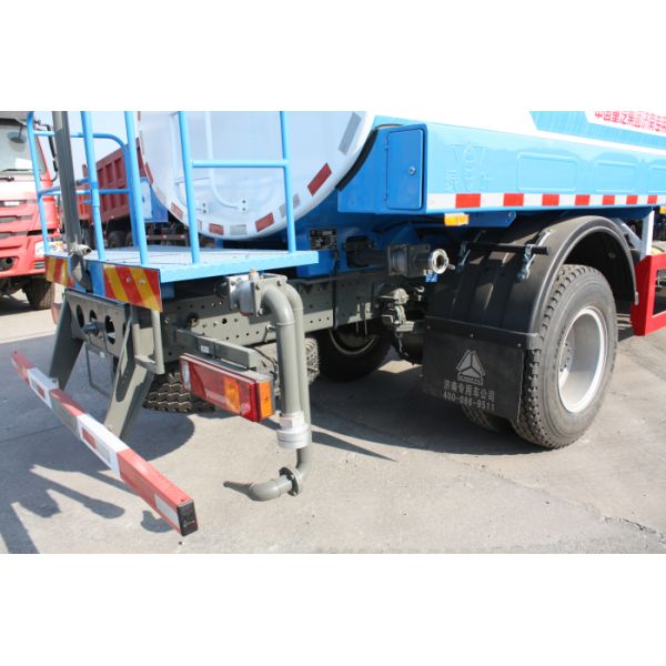 Автоцистерна 15 воды Синотрук ЛХД 6кс4 - емкость 25кбм для благоустраивать города