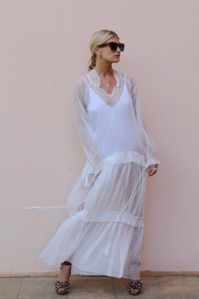A praia sexy diáfano das mulheres da forma da roupa cobre veste-se acima