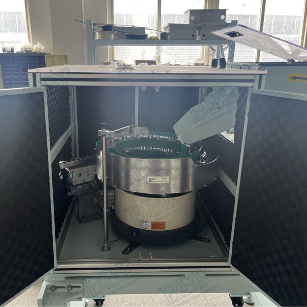 Machine d'alimentation en bocal à enceinte insonorisée pour revêtement en PU