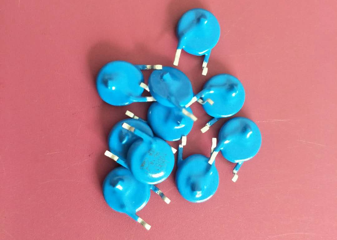 Surface Mount Encapsulation SMD Varistor 10D511K 10mm 320VAC 4KV 2KA For Power Supply