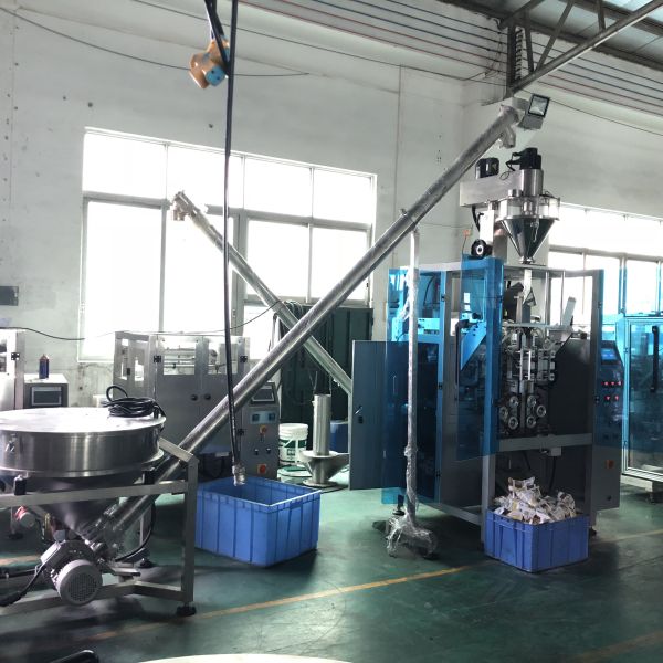 Завалка саше порошка кофе молока и машина запечатывания