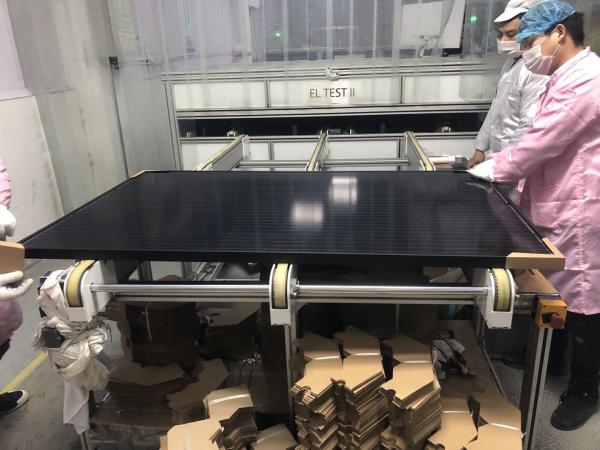 IP68 335 Watt Monocrystalline Solar Panel For Roof Solar Power Systems Full Black