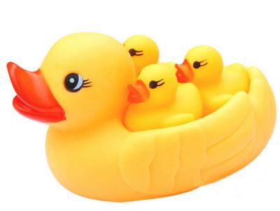 Bathing a baby bath big three small mother duck duck duck bath toy puzzle creative