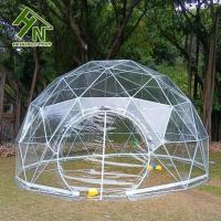 Da barraca Geodesic clara da abóbada do iglu do PVC do jardim as flores claras da planta gramam a casa verde