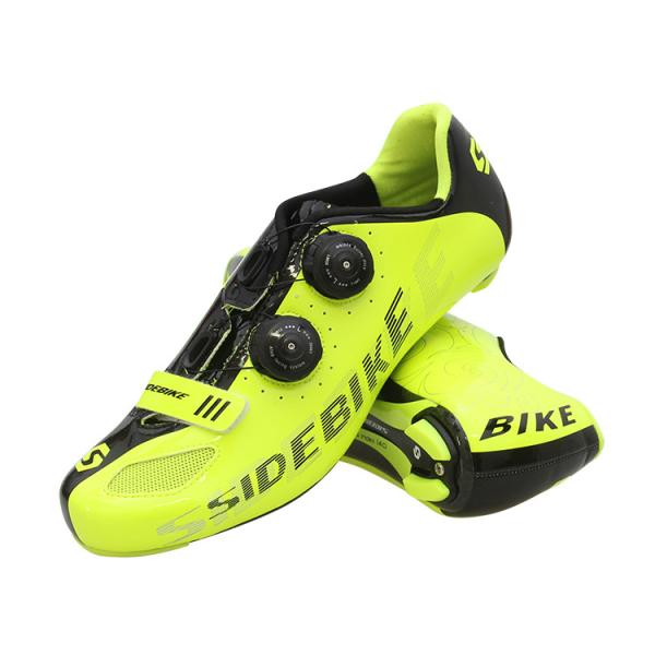 As sapatas fluorescentes do ciclismo dos homens, bicicleta das corridas de automóveis calçam a boa absorção de choque