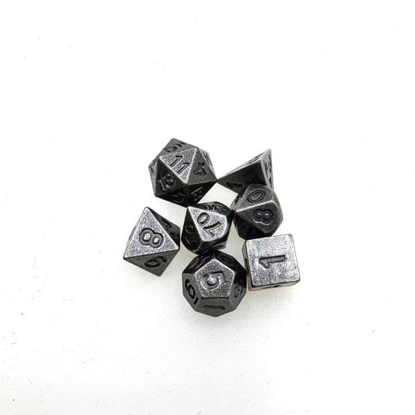 ロングチューブダンジョンとドラゴンズRPGにセットされた軽量ミニポリエドラルダース