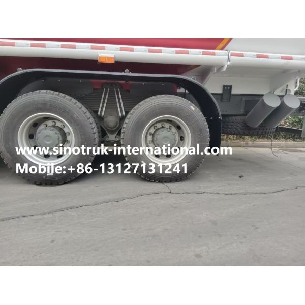 SINOTRUK HOWO Red Oil Tank Truck 400HP 8×4 12 Wheels High Capacity