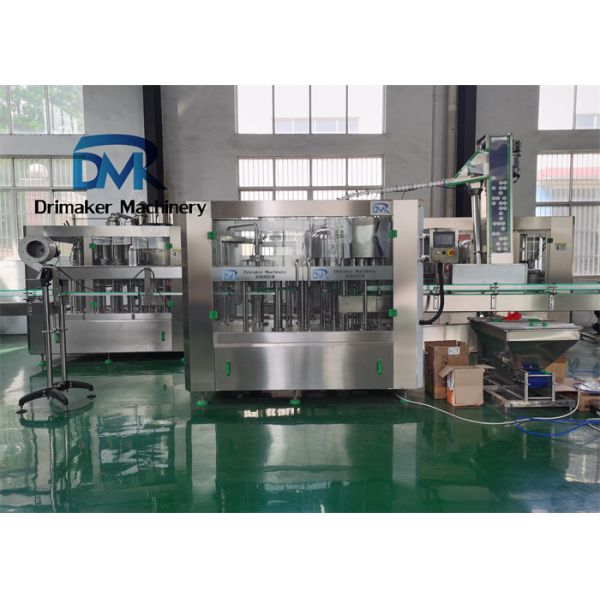 Малый масштаб все еще мочит конюшню разливая по бутылкам машины подряд